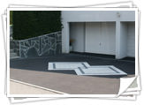 Ensemble paysager coordonné terrasse, escalier, accès de garage. Motif personnalisé mixte enrobé et pavés – Cocheren 57 e